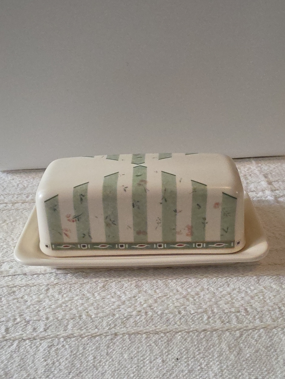 Vintage Pfaltzgraff Naturewood 1/4 lb Covered Butter Dish.